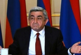 La situación ridícula en Armenia: Sarkisyan mendiga para el ejército armenio